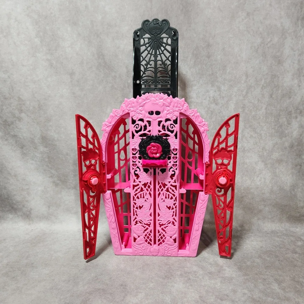 Monster High Skulltimate Secrets Draculaura Coffin Locker‎ Storage Case Pink Red